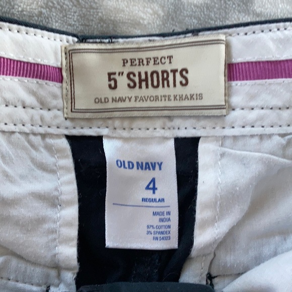 Old Navy Black Favorite Khakis Perfect 5’Shorts - Picture 3 of 3